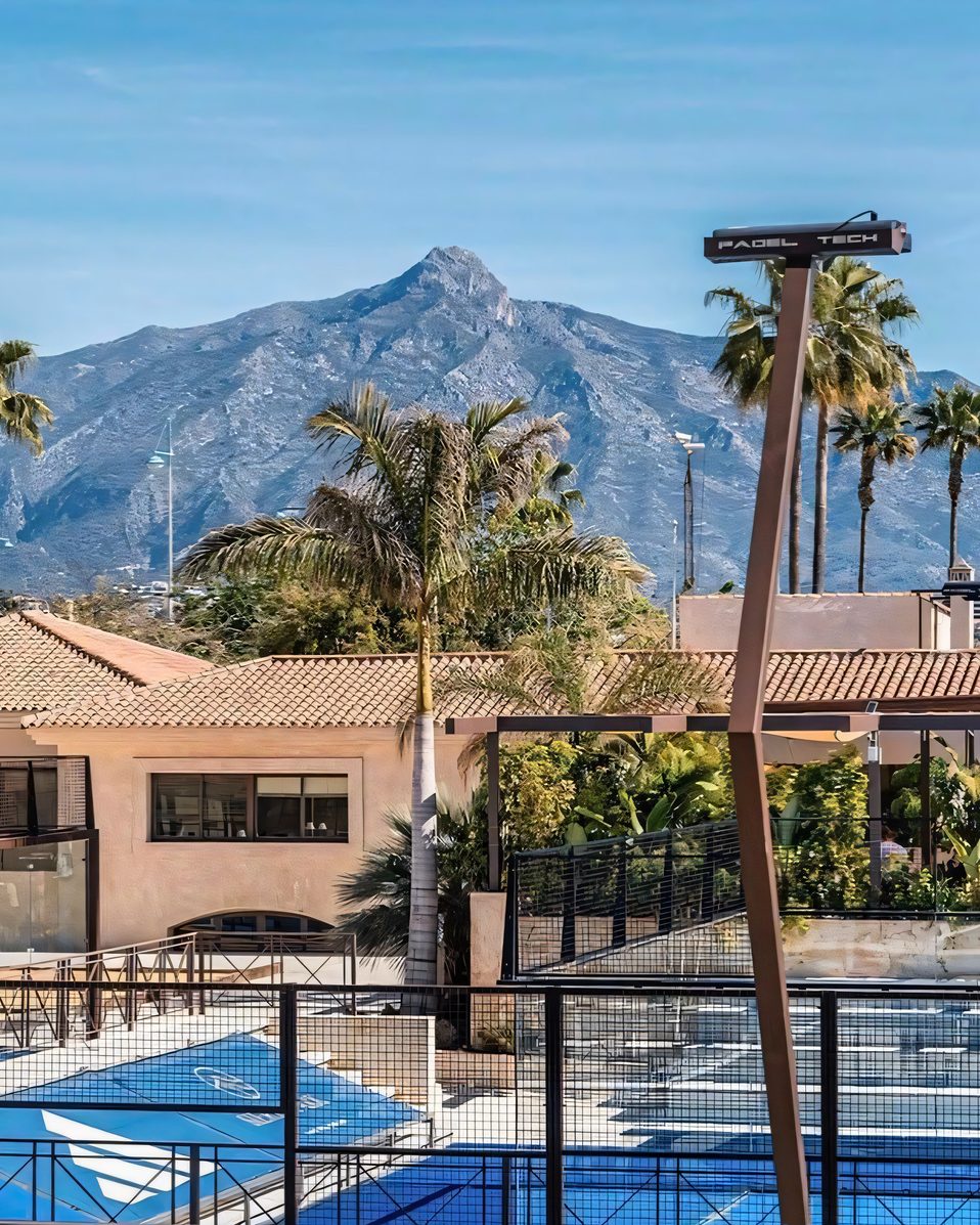Pistas de pádel en Marbella con La Concha al fondo